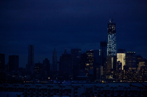 Část New Yorku je stále bez proudu. Část New Yorku je stále bez proudu.